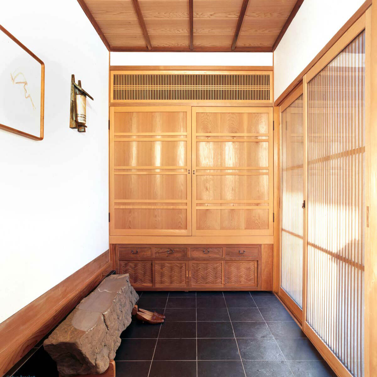 Minimalist Rustic Bathroom with Japanese Theme | HomeMydesign
